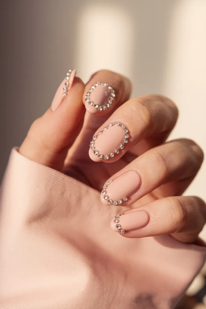 Peachy Nude Rhinestone Line Short Oval Nails
